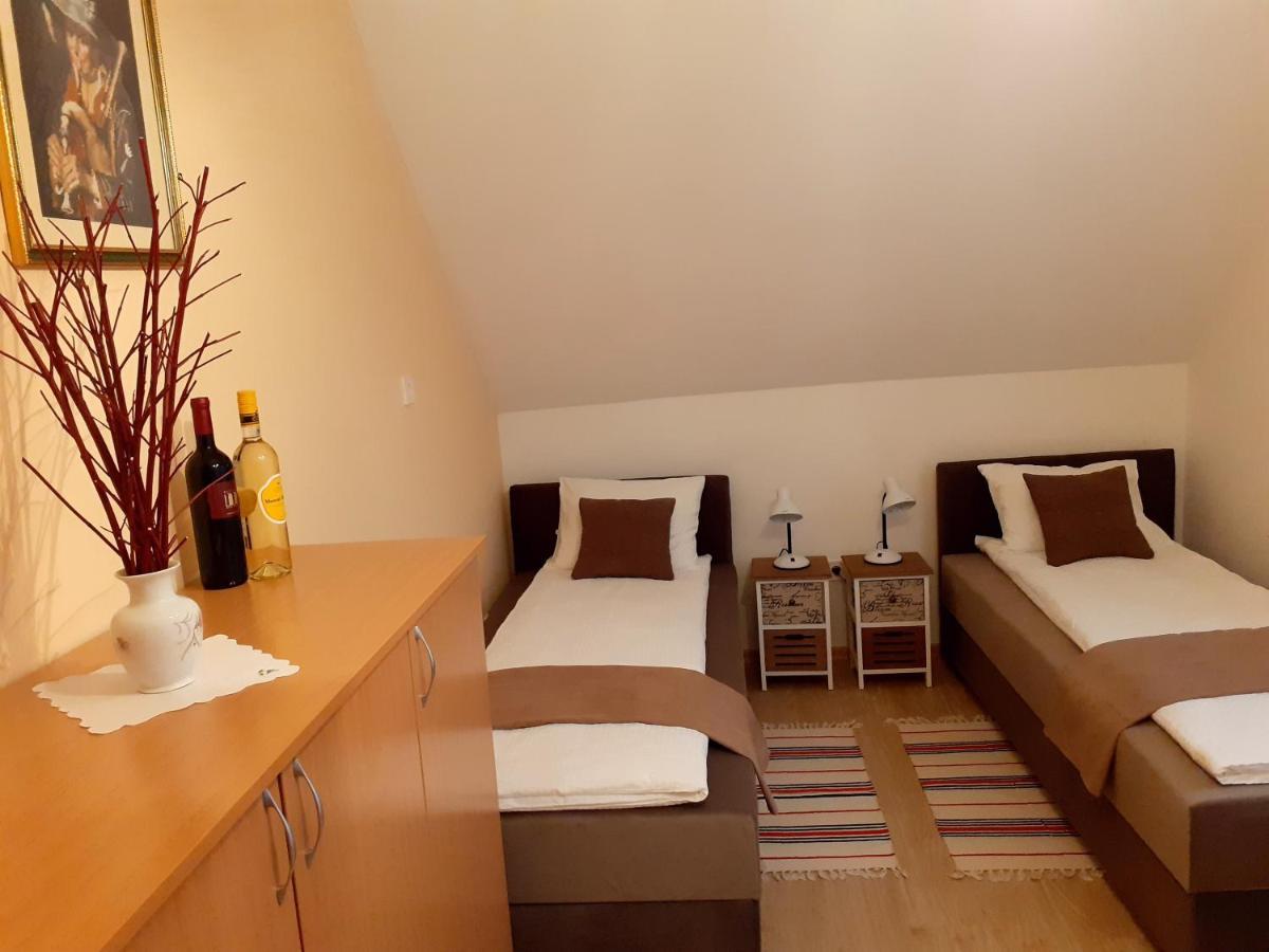 Pacsirta Vendeghaz Hotel Egerszalók Buitenkant foto